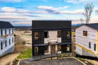 私人高爾夫模擬器、火坑和山景靠近多莉山新建的後九洞度假屋