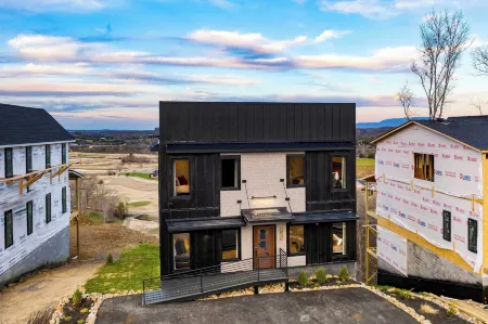 The Back Nine Retreat by AvantStay Private Golf Sim, Firepit & Mountain Views Near Dollywood