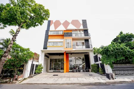 Pratisarawirya Guesthouse by Ecommerceloka Отели в г. Mulyorejo