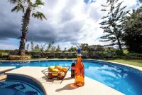 Villa Soldanis Sleeps 12 with Pool - 발코니