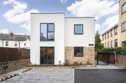 Elliot Oliver - Deluxe Two Bedroom Apartment with Parking & EV Charger