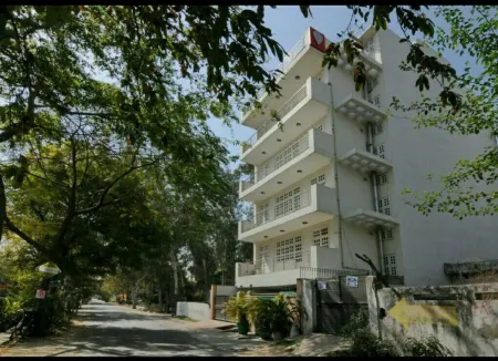 Mehra Residency at the Airport Отели рядом с достопримечательностью «Tomb of Adham Khan»