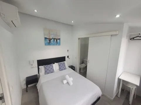 Ayz Frailes - Auto Check-in Property