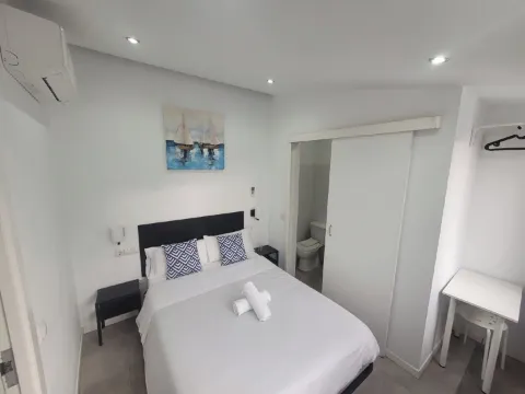 Ayz Frailes - Auto Check-in Property