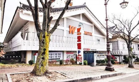 Gyeongju Bulgooksa W Drive-in Motel Отели рядом с достопримечательностью «Гробница Вонсон-вана в Кёнджу»
