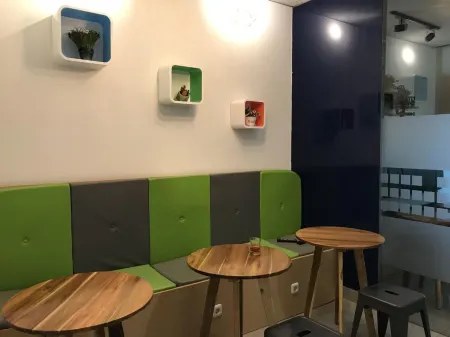 The Colour Hostel Отели в г. Benua Melayu Darat