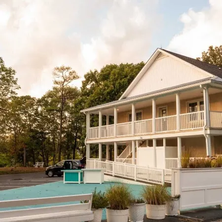 Canalside Inn