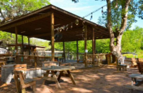 坎普麥克小屋，碼頭及房車度假村