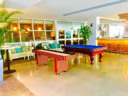 Apartment at de Soleil Hotel on Ocean Drive Отели рядом с достопримечательностью «Art Center - Richard Shack Gallery»