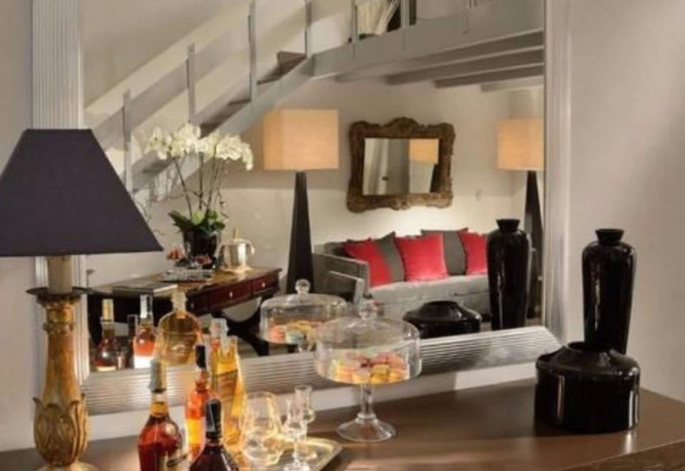 1. 콜로나 팰리스..