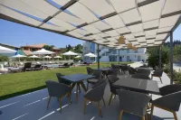 V Luxury Suites Hotel di Perama