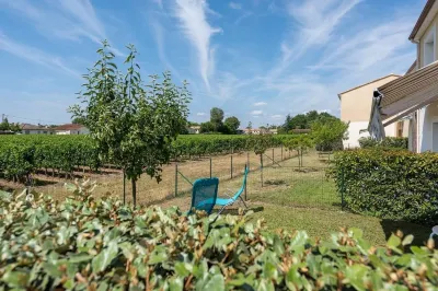 La Résidence les Grands Vignobles Hotels near Château de Sours