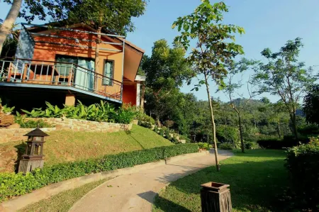 Baan Phuchalianglom Отели рядом с достопримечательностью «Samnaksong Sitthithamrangsri»