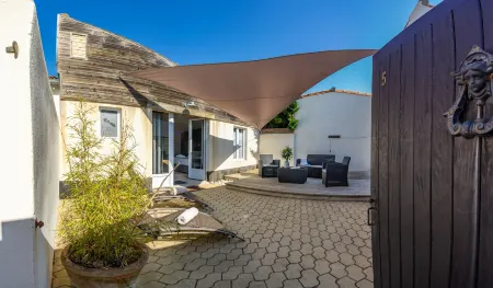 Elégance Suites Hôtel Отели в г. Арс-ан-Ре