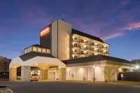 Orangewood Inn & Suites Kansas City Airport
