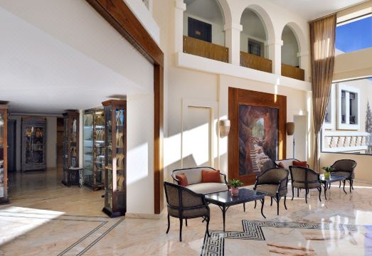 페트라 메리어트 호텔의 고급스러운 실내 공간