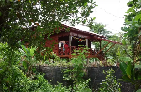 Authentic Cambodian Angkor Cottage Отели рядом с достопримечательностью «Land Mine Meum»