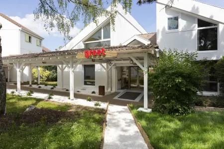 Greet Hotel Villeneuve La Garenne Отели рядом с достопримечательностью «Médiathèque Elsa Triolet»
