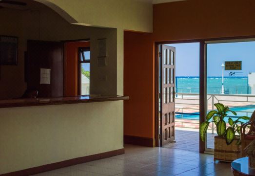 시크레스트 비치 호텔 수영장과 풍경