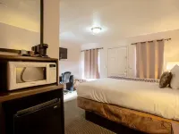 Celilo Inn Hotels near Pete's Route 66 Gas Station Museum