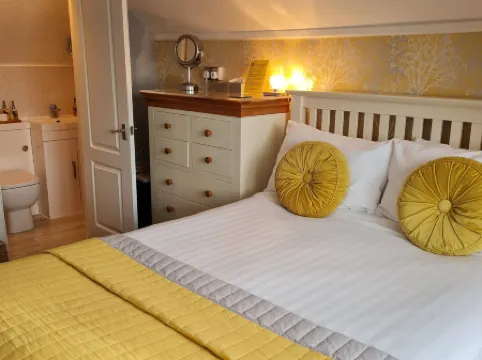 Brookside Guest House & Mini Spa