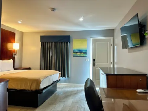 Oceanside Inn and Suites Hotels near Carlsbad Lagoon