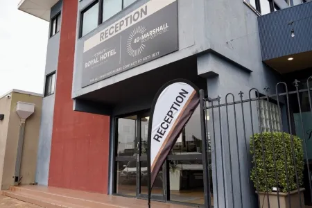 O'Shea's Royal Hotel Отели в г. Гундивинди