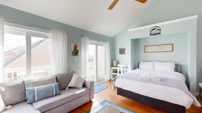 Pebble Beach F305 - Poolside studio, short walk to the beach