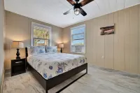 ST Pet Friendly Beachside Bungalow #1 & BBQ Grill - 주차장