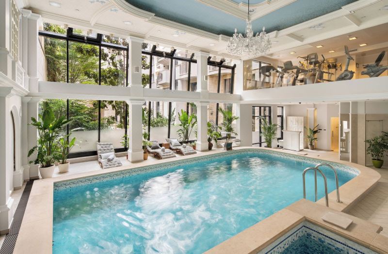 Queen's Court Hotel & Residence photo 2
