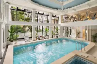 Queen's Court Hotel & Residence