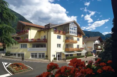 Hotel Tannerhof فنادق في Schenna