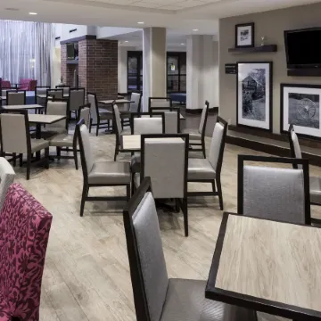 Hampton Inn & Suites Omaha-Downtown