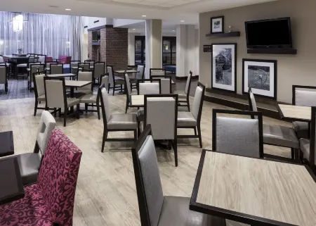 Hampton Inn & Suites Omaha-Downtown Отели рядом с Аэропорт Эпплей-Эйрфилд