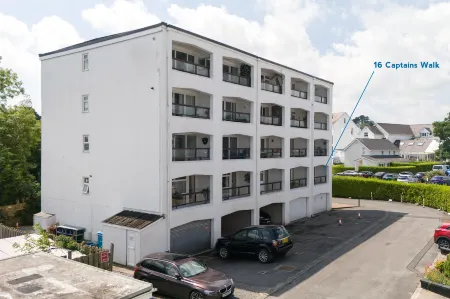 16 Captains Walk - Close to Village and Beach