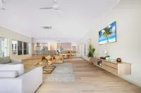 Majestic Manor Stylish Super Home Pool BBQ Hotels in Leanyer