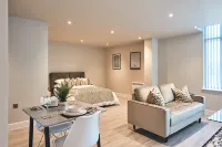 Studios in Central Bracknell, 30mins from London