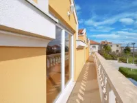 Bright Kaštela Apartment with Balcony and Private Parking Các khách sạn ở Kastel Stari