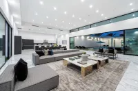 Sleeps 23 Pool, Hot Tub & Putting Green Minutes to Golf & Dining Bravo Villa #7 by Avantstay