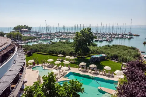 Hotel Golden Lake Resort