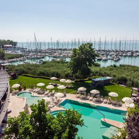 Hotel Golden Lake Resort