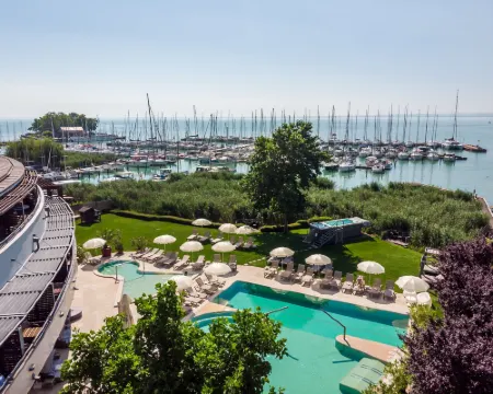 ホテル ゴールデン レイク リゾート バラトンフレドのホテル