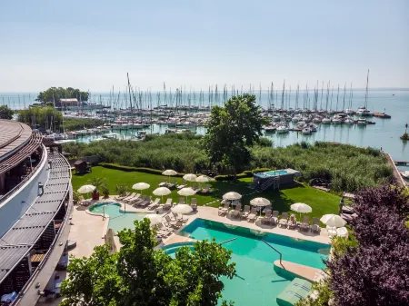 Hotel Golden Lake Resort Отели в г. Csopak