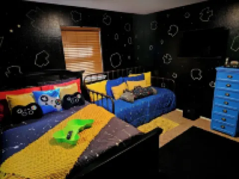 Arcade House Sleeps 16 • Mini Golf • Game Room • Pets OK • Family Fun • Amarillo