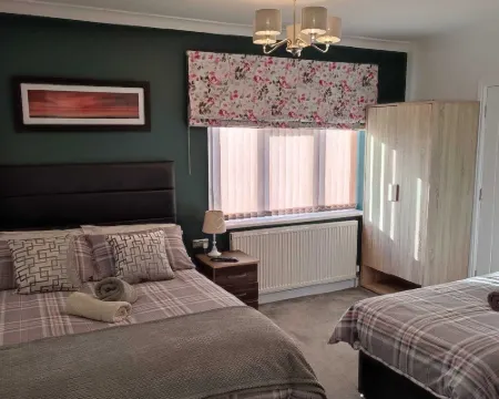 Room in Guest Room - Family Room with Private Bathroom Hotels in Edgware