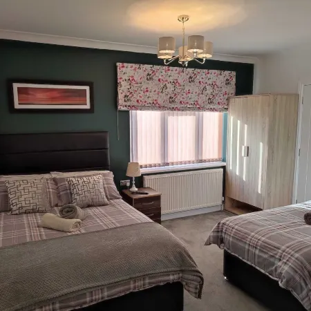 Room in Guest Room - Family Room with Private Bathroom Отели в г. Барнет