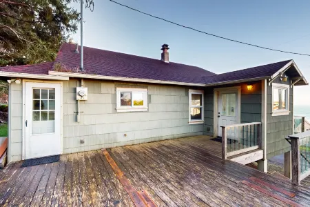 Whale - Watcher's Perch Отели рядом с достопримечательностью «Flying Dutchman Winery»