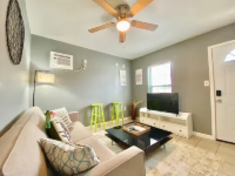 Charming Tiny Home with Cozy Essentials - Inviting Urban Retreat