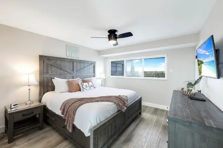 Relaxing 1 BR condo w/pool & steps to the beach