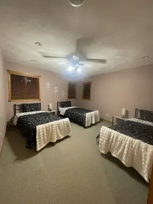 Quiet Spacious 5-Bedroom House or Crafting Retreat in Chilton, WI!